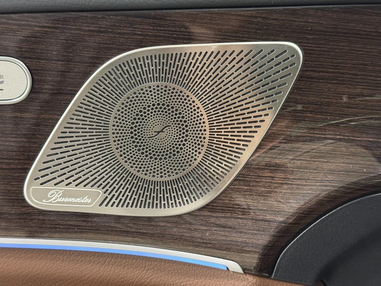 Mercedes-Benz GLE Vehicle Full-screen Gallery Image 24