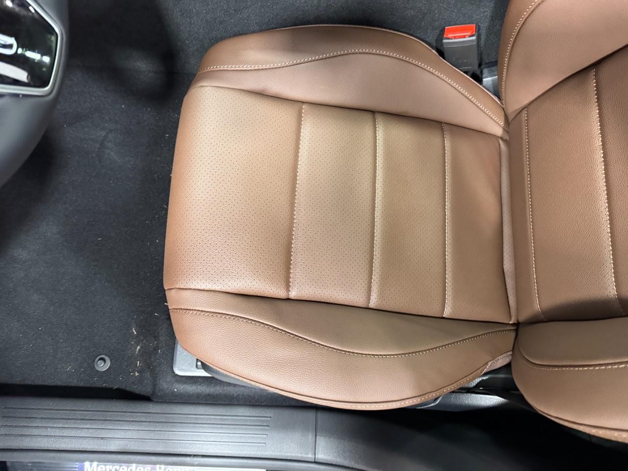 Mercedes-Benz GLE Vehicle Full-screen Gallery Image 30