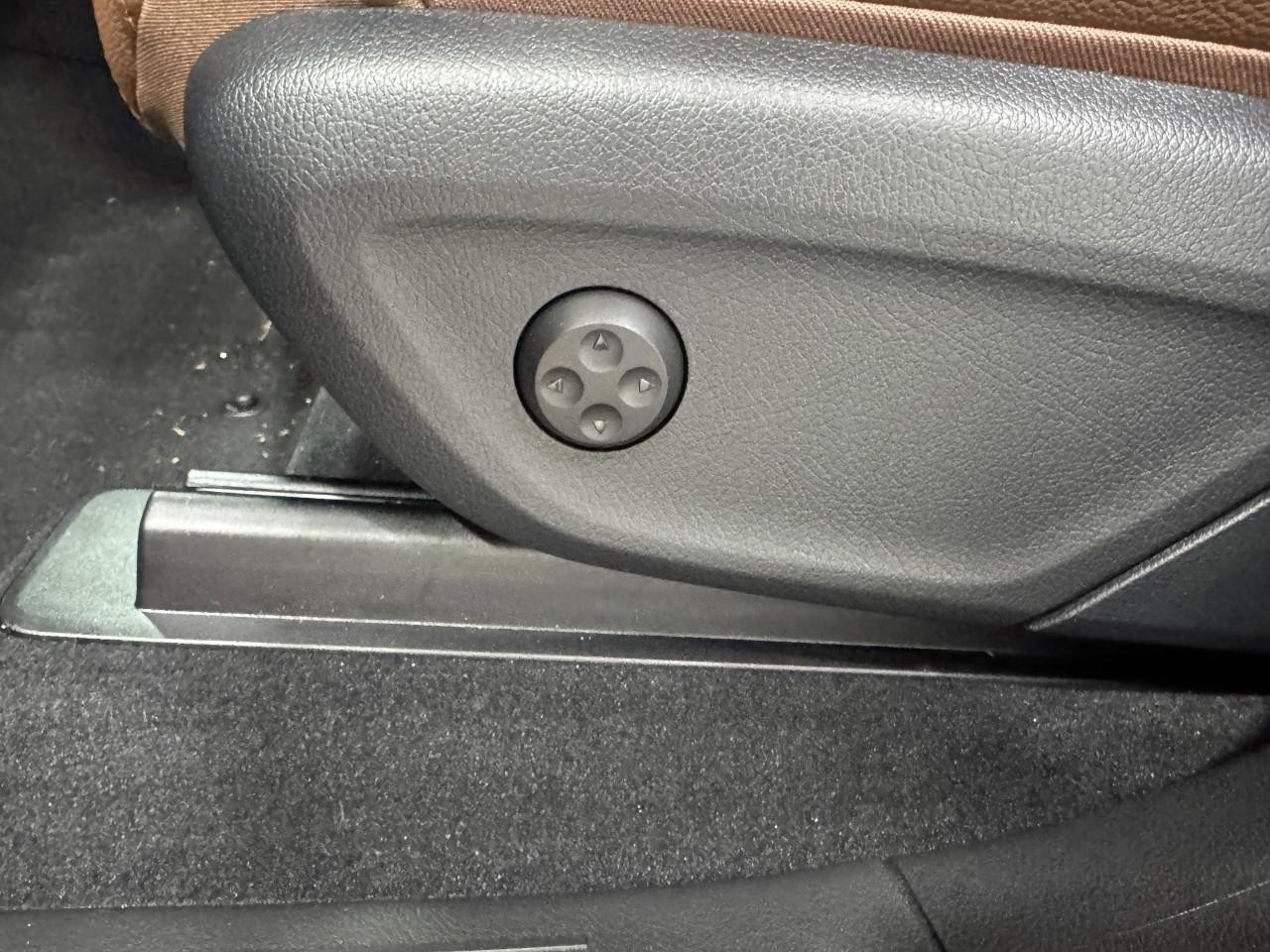 Mercedes-Benz GLE Vehicle Full-screen Gallery Image 31