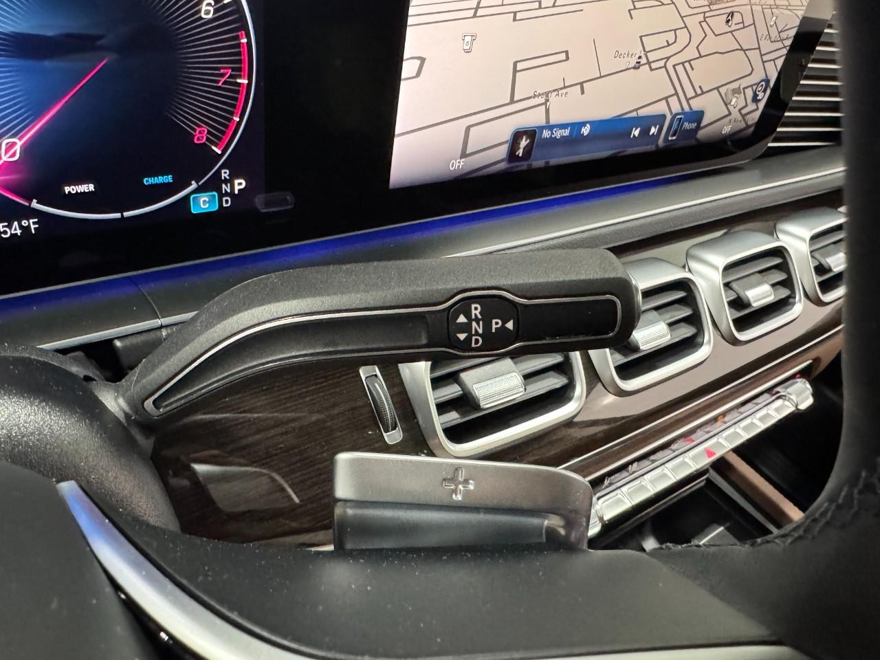 Mercedes-Benz GLE Vehicle Full-screen Gallery Image 36