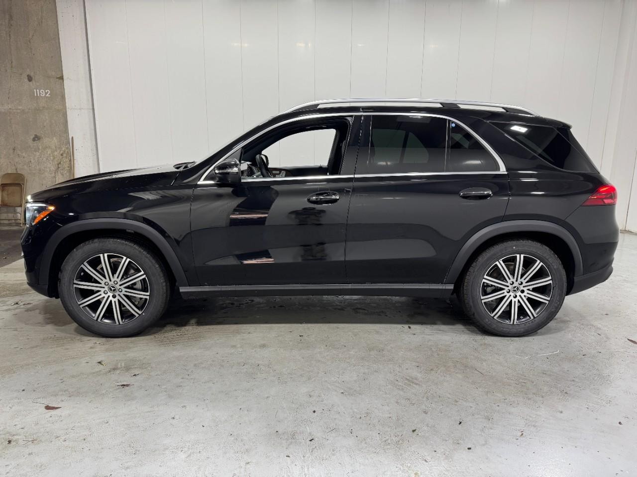 Mercedes-Benz GLE Vehicle Full-screen Gallery Image 2