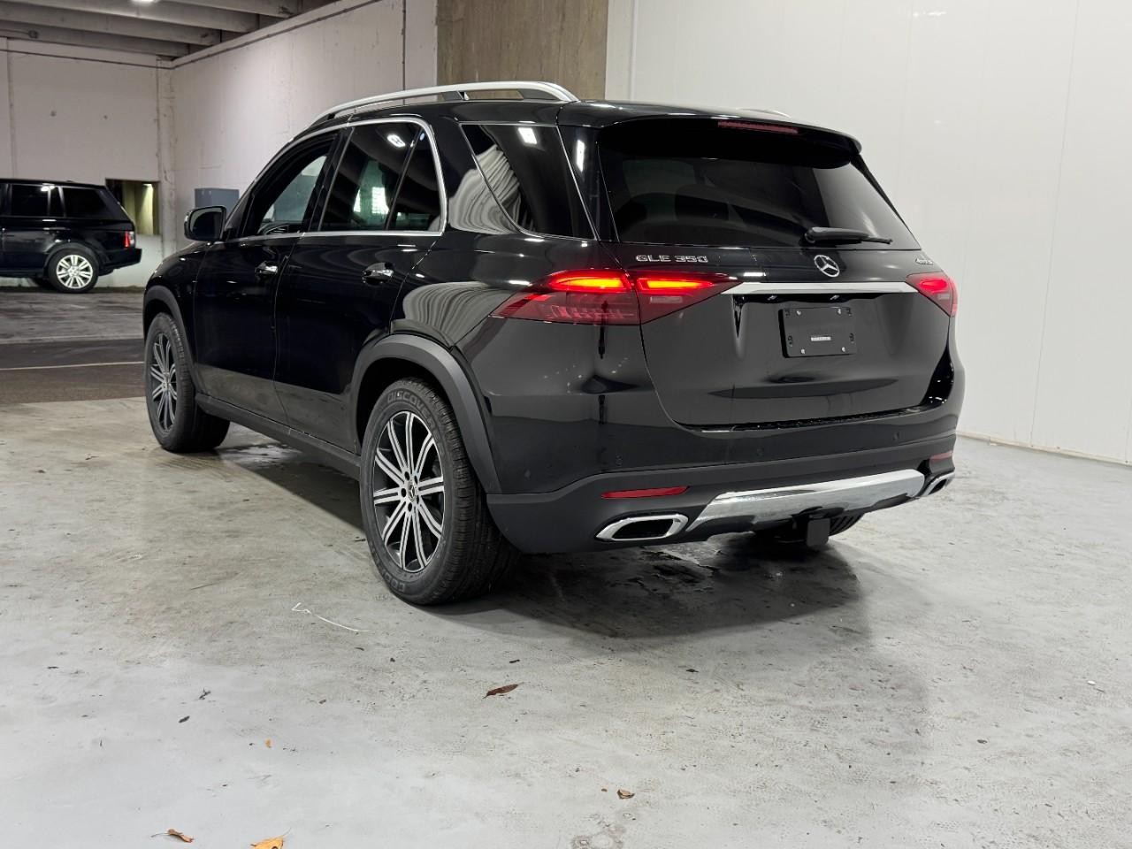 Mercedes-Benz GLE Vehicle Full-screen Gallery Image 3