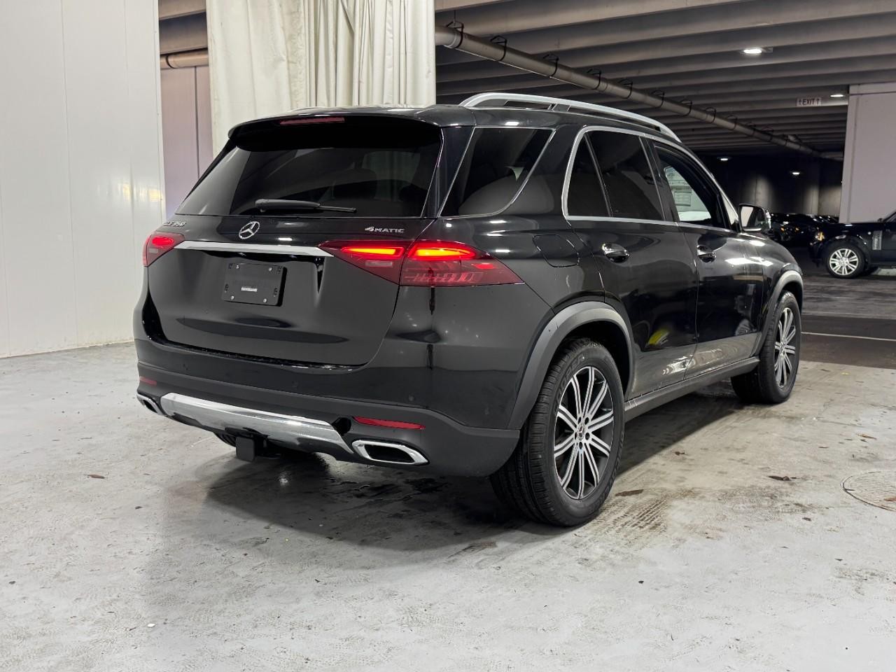 Mercedes-Benz GLE Vehicle Full-screen Gallery Image 4