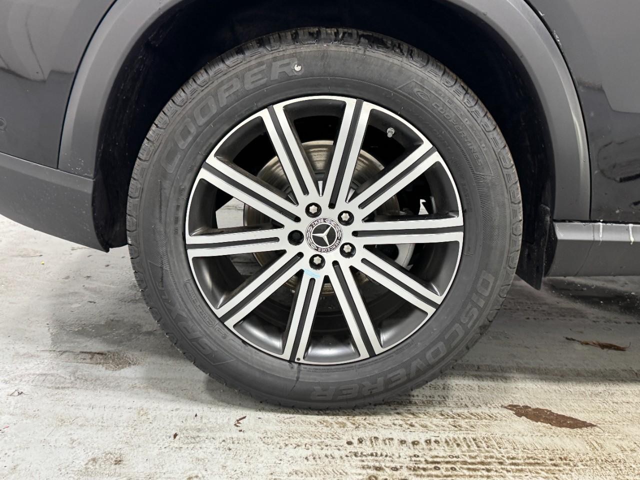 Mercedes-Benz GLE Vehicle Full-screen Gallery Image 5