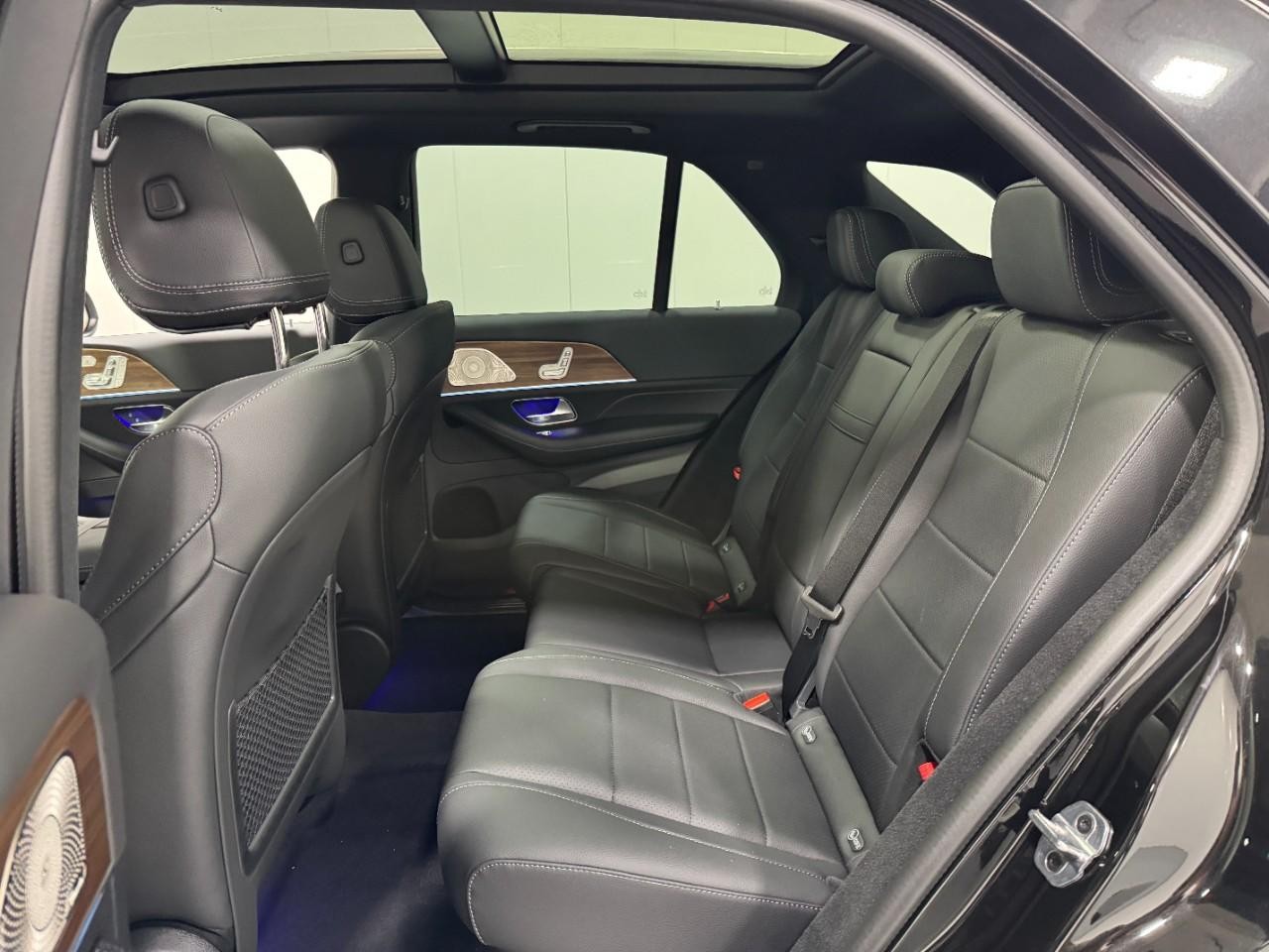 Mercedes-Benz GLE Vehicle Full-screen Gallery Image 8