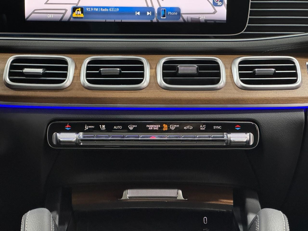 Mercedes-Benz GLE Vehicle Full-screen Gallery Image 15