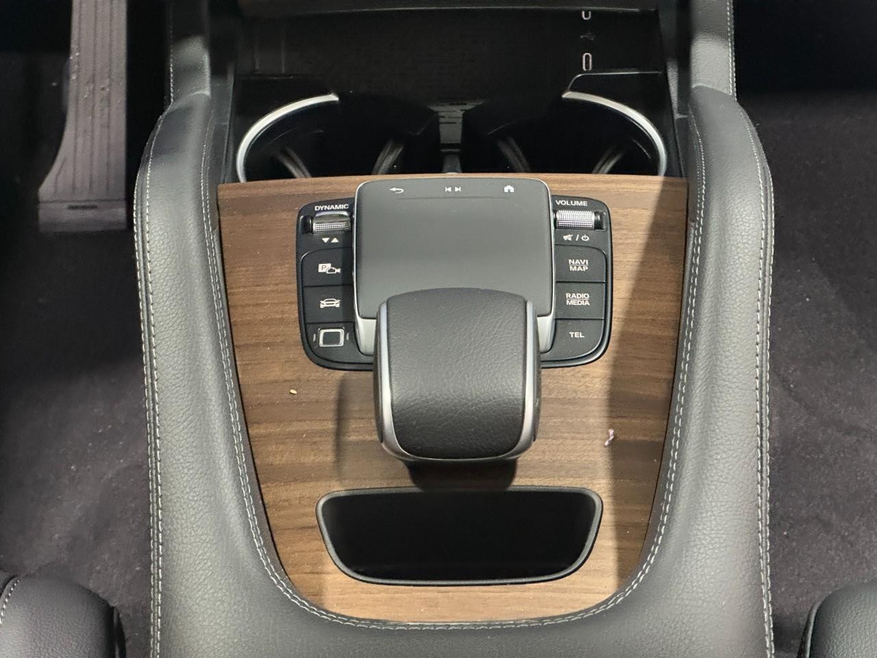 Mercedes-Benz GLE Vehicle Full-screen Gallery Image 16