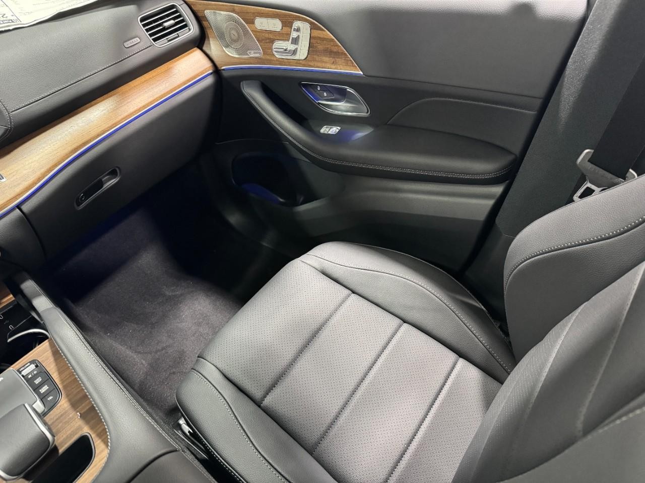 Mercedes-Benz GLE Vehicle Full-screen Gallery Image 17