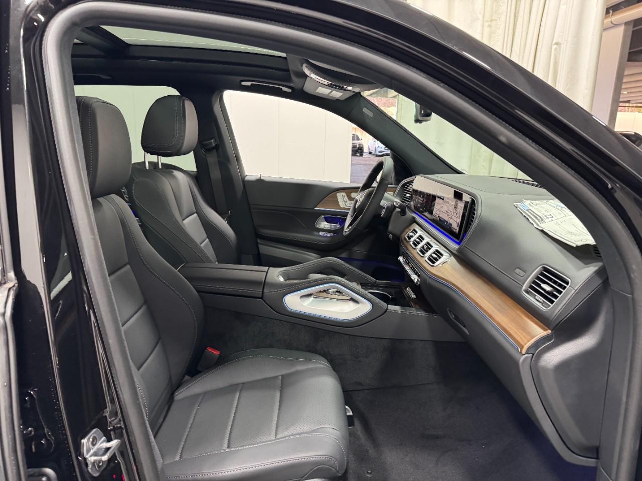 Mercedes-Benz GLE Vehicle Full-screen Gallery Image 18