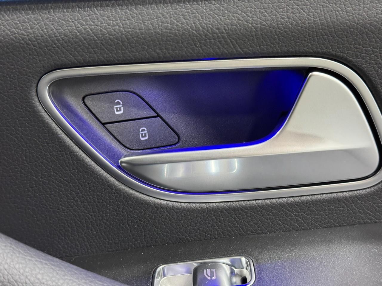 Mercedes-Benz GLE Vehicle Full-screen Gallery Image 22