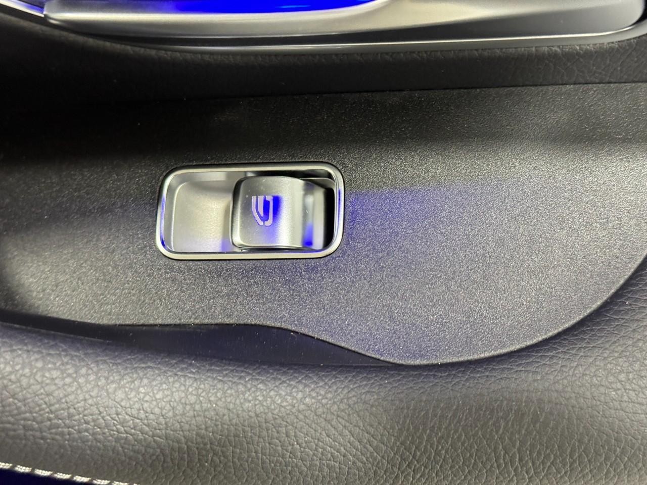 Mercedes-Benz GLE Vehicle Full-screen Gallery Image 23