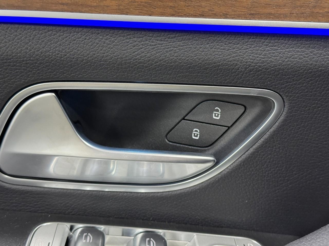 Mercedes-Benz GLE Vehicle Full-screen Gallery Image 26