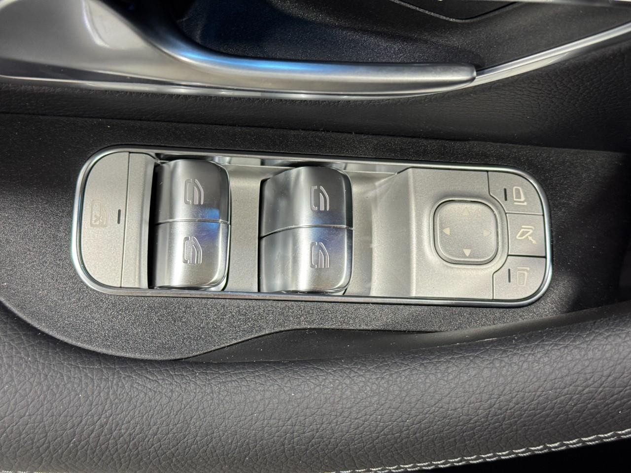 Mercedes-Benz GLE Vehicle Full-screen Gallery Image 27