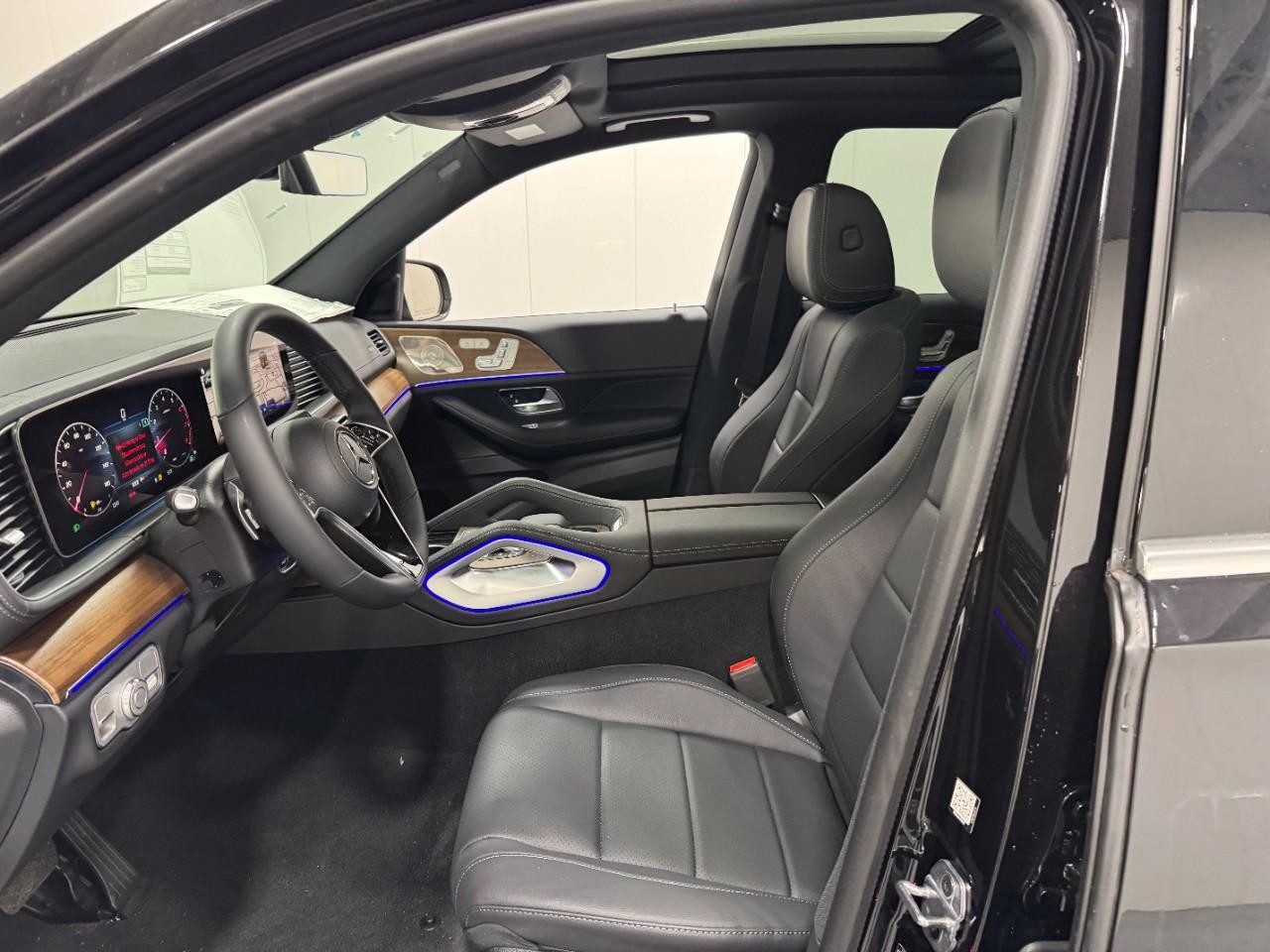 Mercedes-Benz GLE Vehicle Full-screen Gallery Image 29