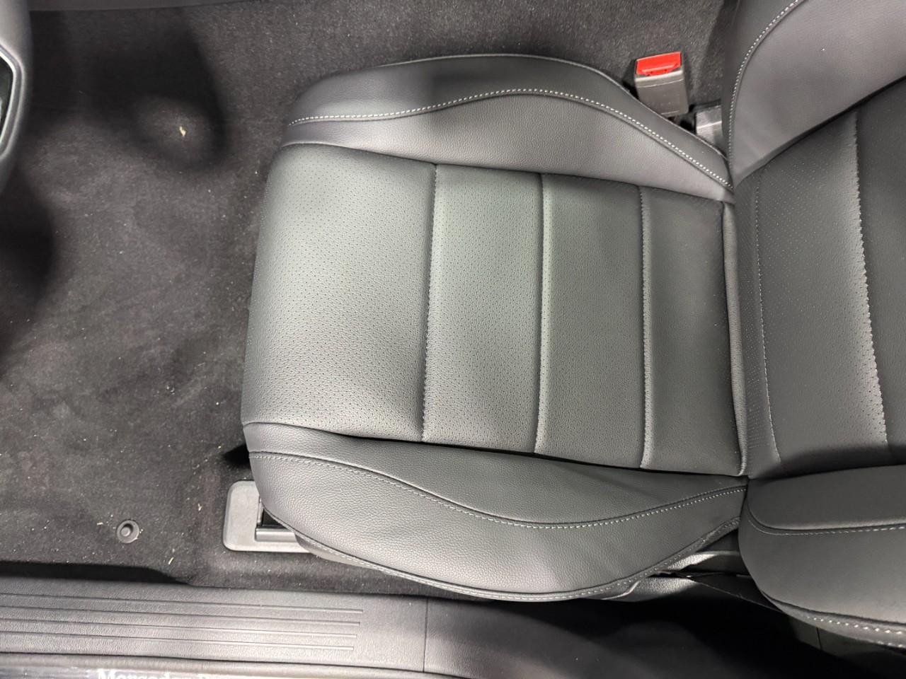 Mercedes-Benz GLE Vehicle Full-screen Gallery Image 30