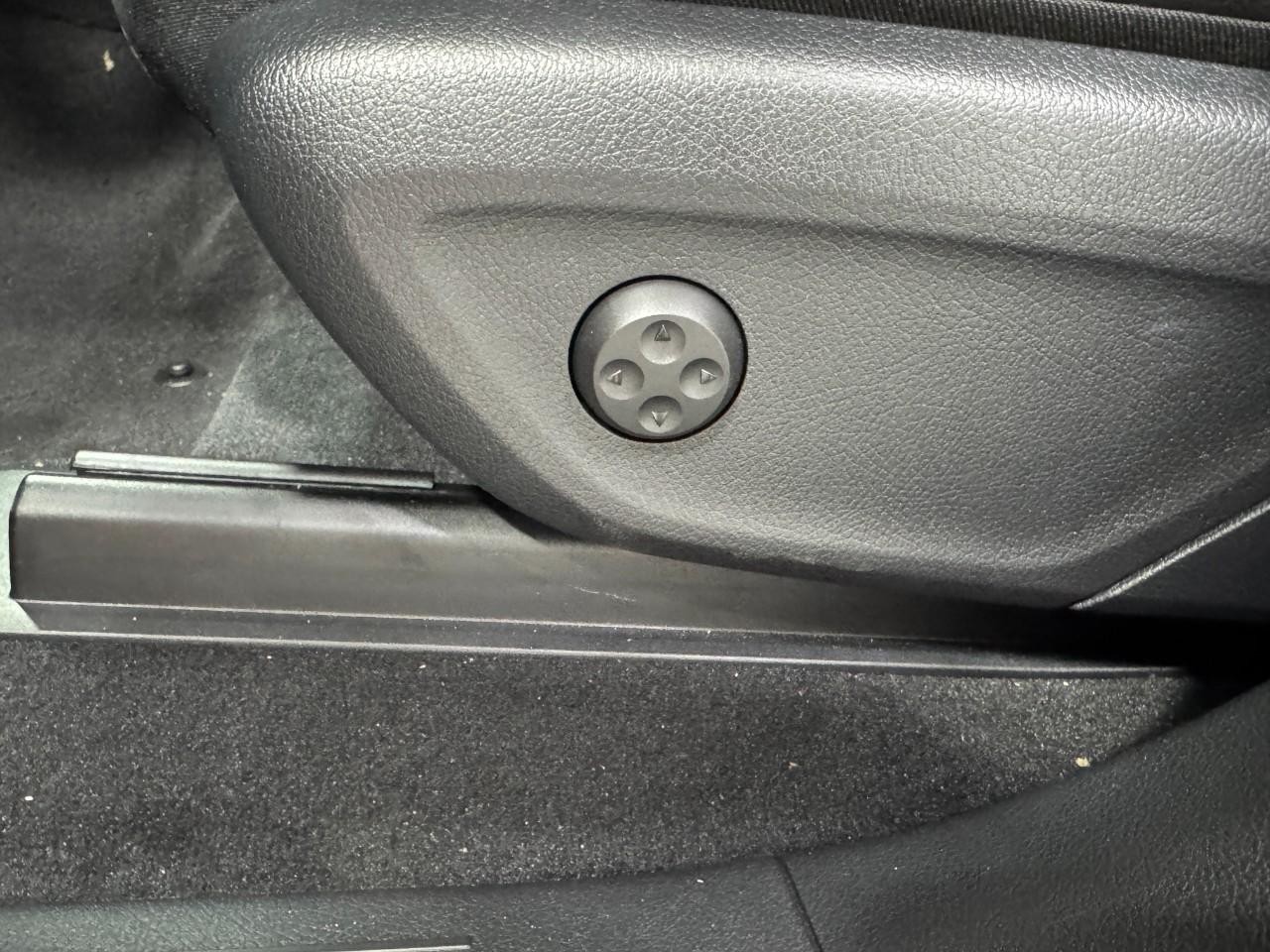 Mercedes-Benz GLE Vehicle Full-screen Gallery Image 31