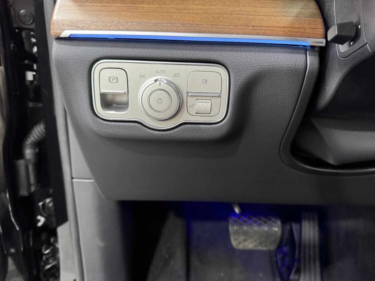 Mercedes-Benz GLE Vehicle Full-screen Gallery Image 32