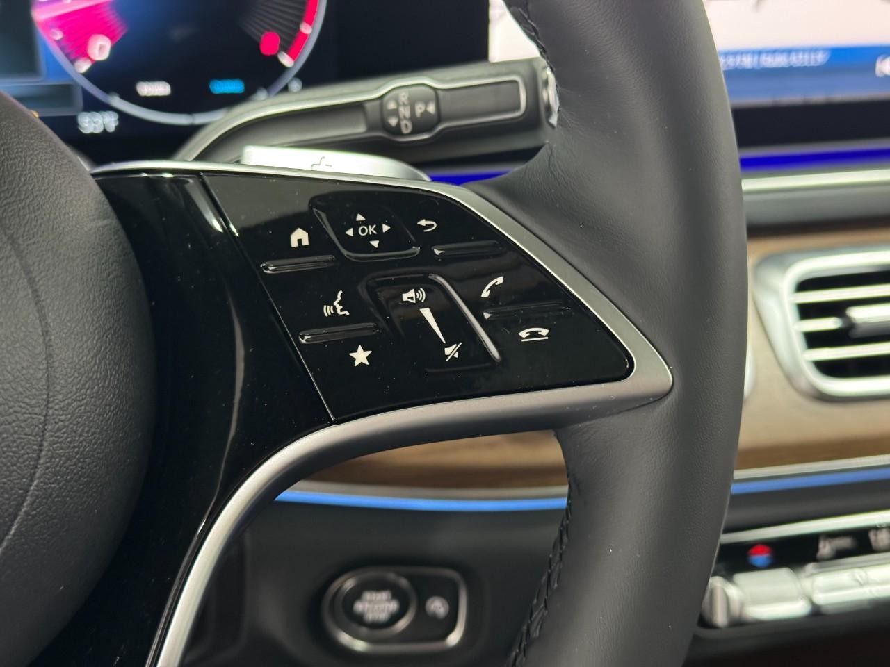 Mercedes-Benz GLE Vehicle Full-screen Gallery Image 34