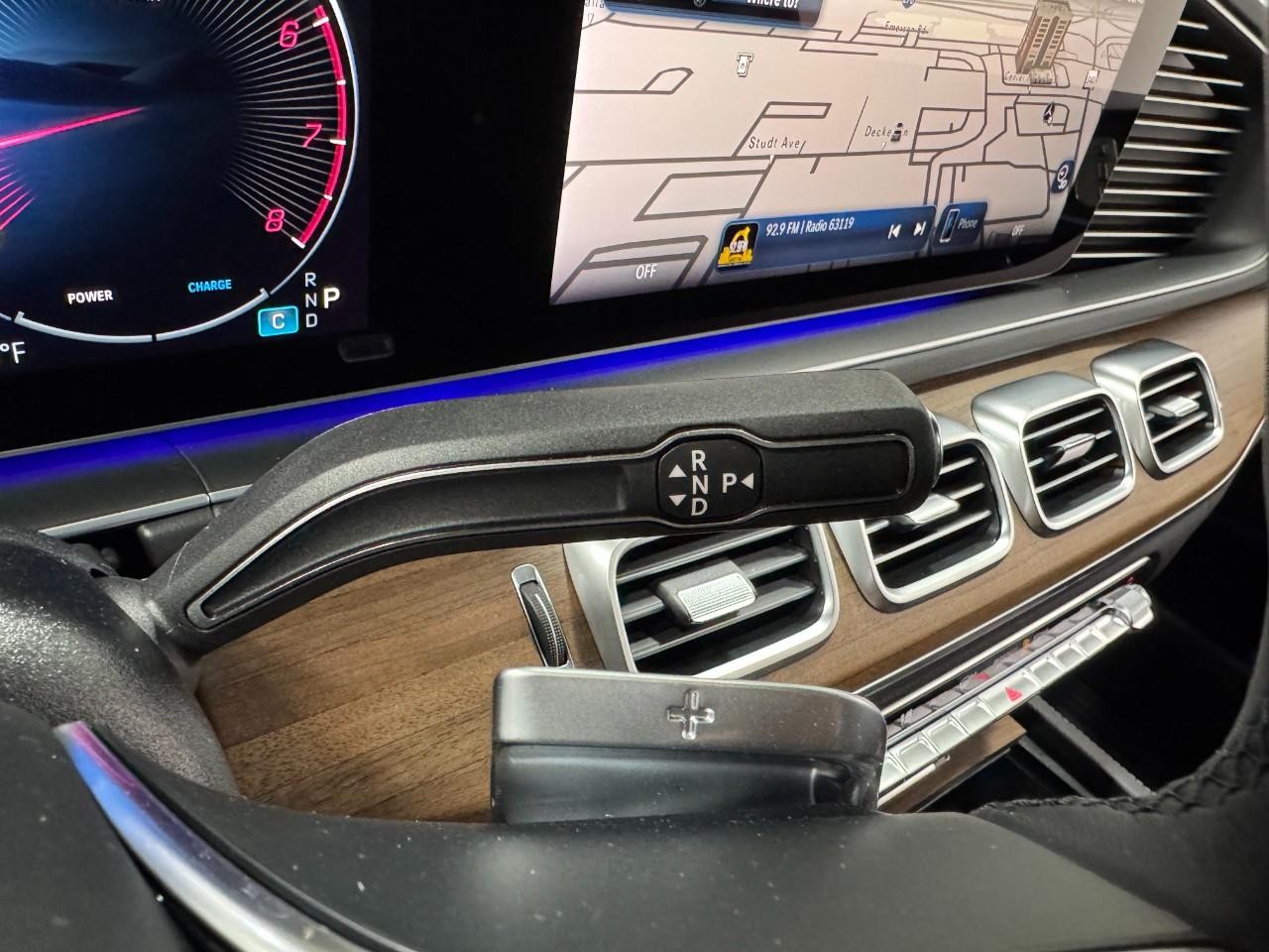 Mercedes-Benz GLE Vehicle Full-screen Gallery Image 36