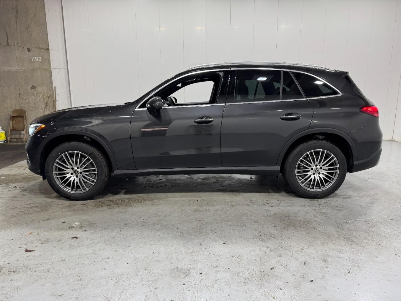 Mercedes-Benz GLC Vehicle Full-screen Gallery Image 2