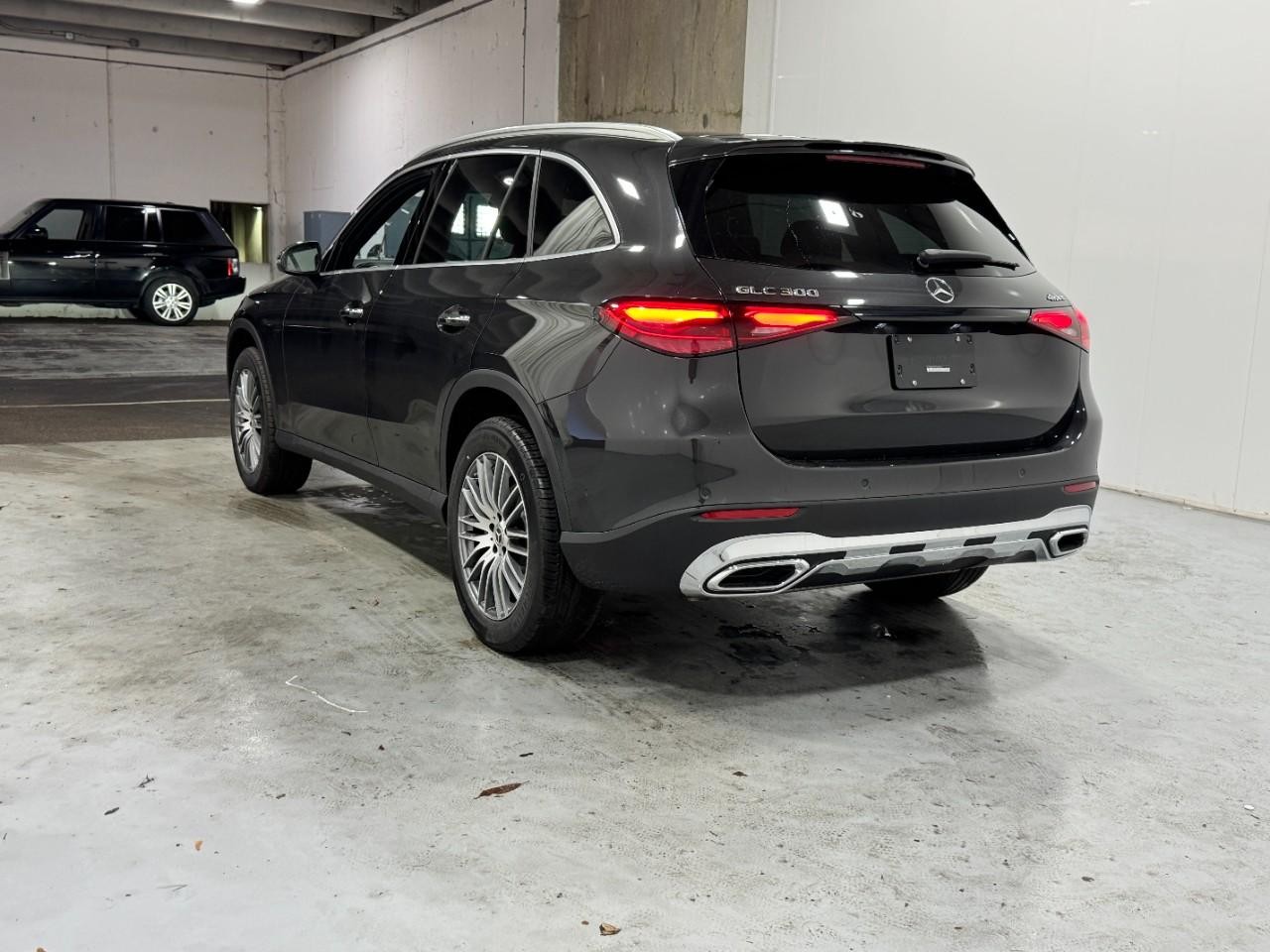 Mercedes-Benz GLC Vehicle Full-screen Gallery Image 3