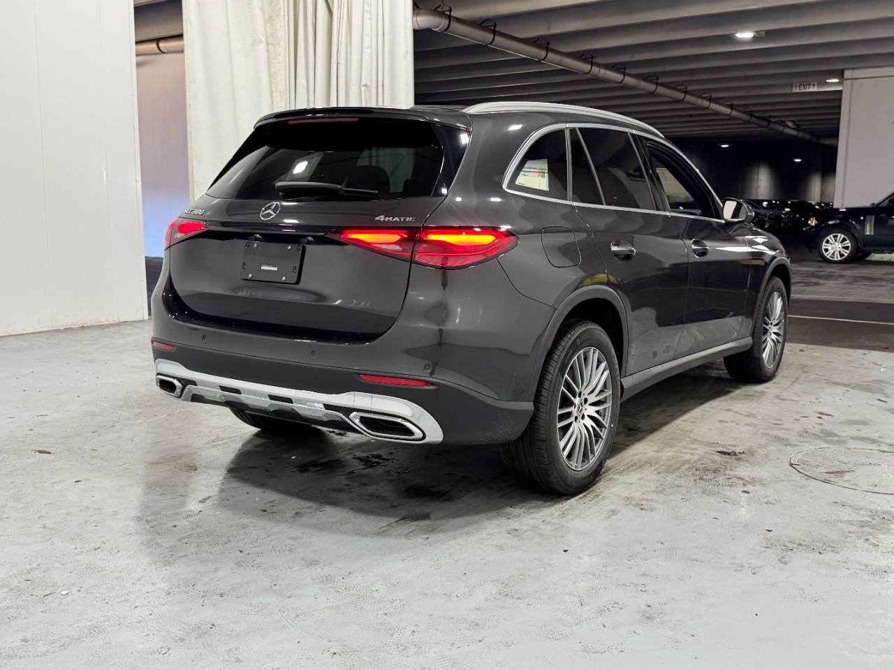 Mercedes-Benz GLC Vehicle Full-screen Gallery Image 4