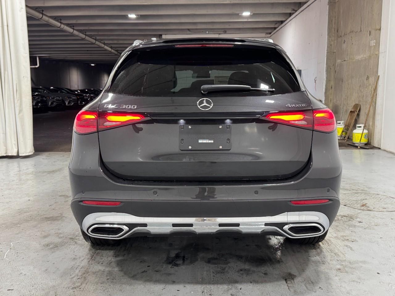 Mercedes-Benz GLC Vehicle Full-screen Gallery Image 9