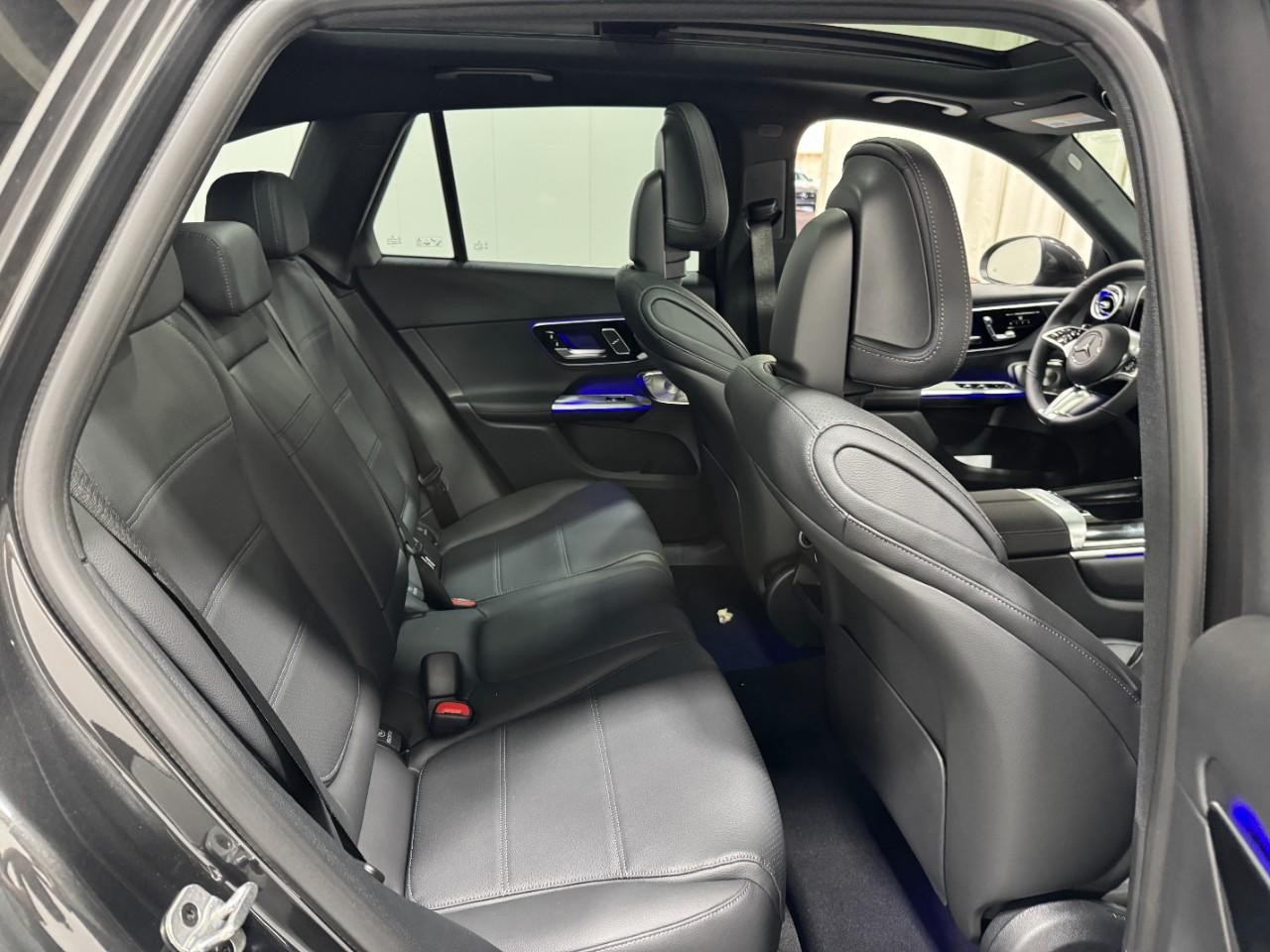 Mercedes-Benz GLC Vehicle Full-screen Gallery Image 10