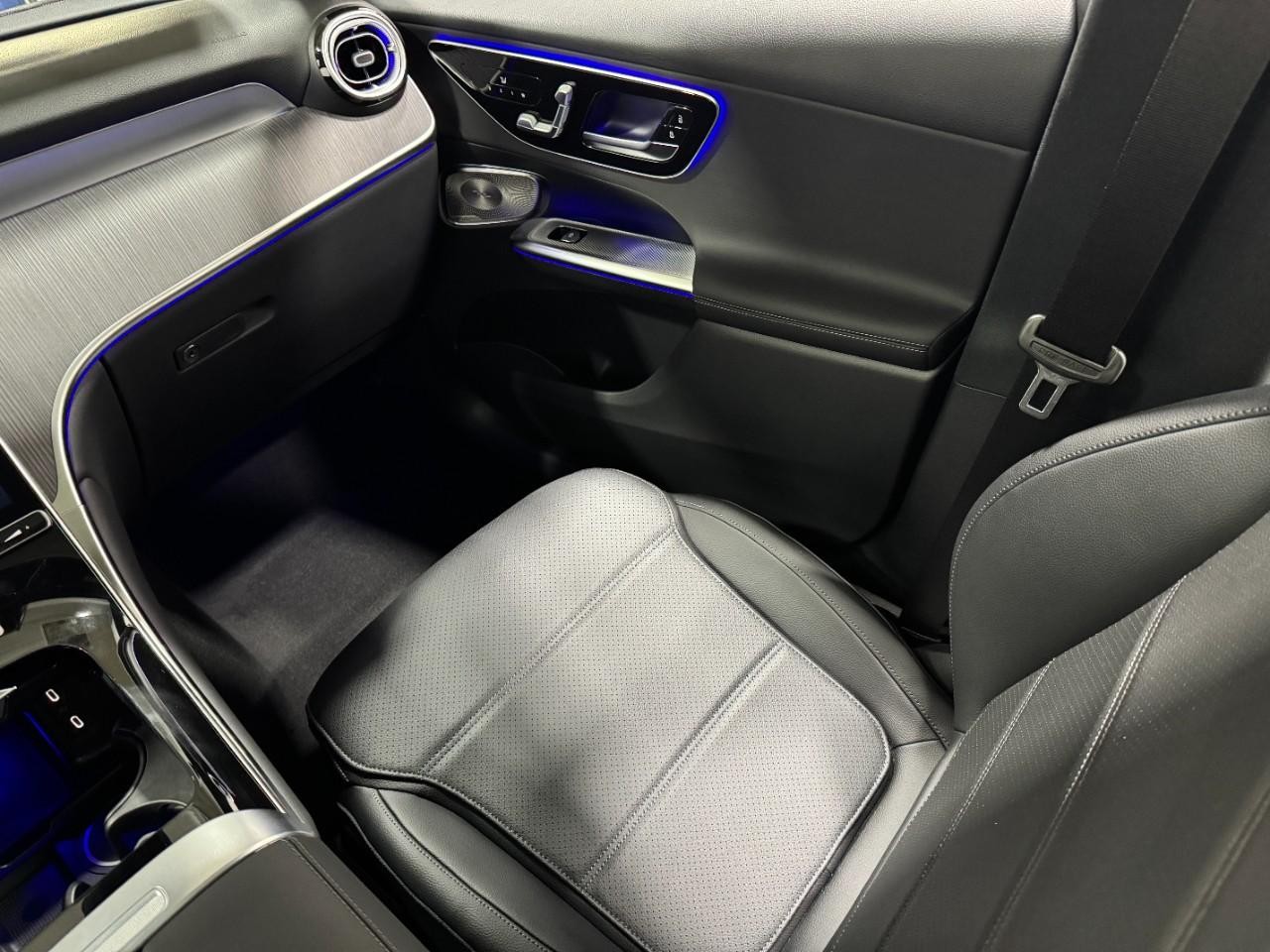 Mercedes-Benz GLC Vehicle Full-screen Gallery Image 15