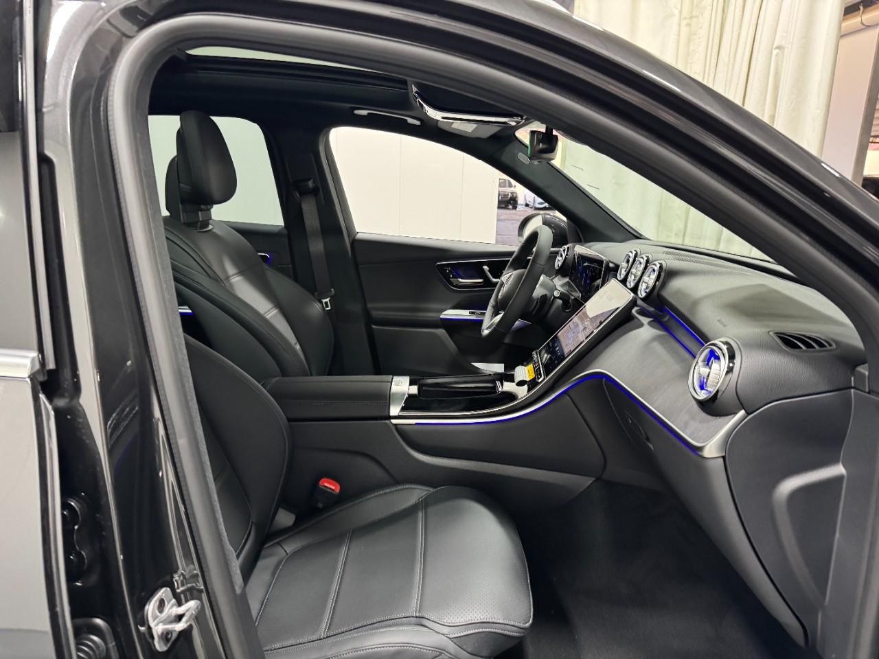 Mercedes-Benz GLC Vehicle Full-screen Gallery Image 16