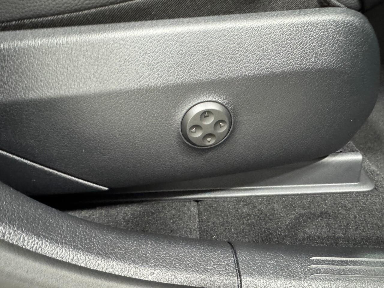 Mercedes-Benz GLC Vehicle Full-screen Gallery Image 18