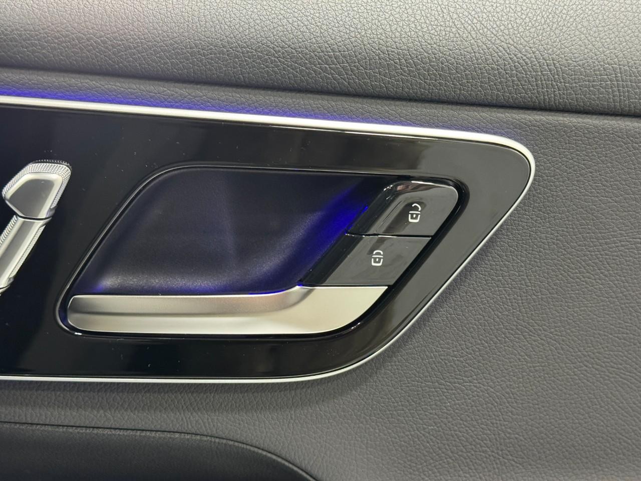 Mercedes-Benz GLC Vehicle Full-screen Gallery Image 20