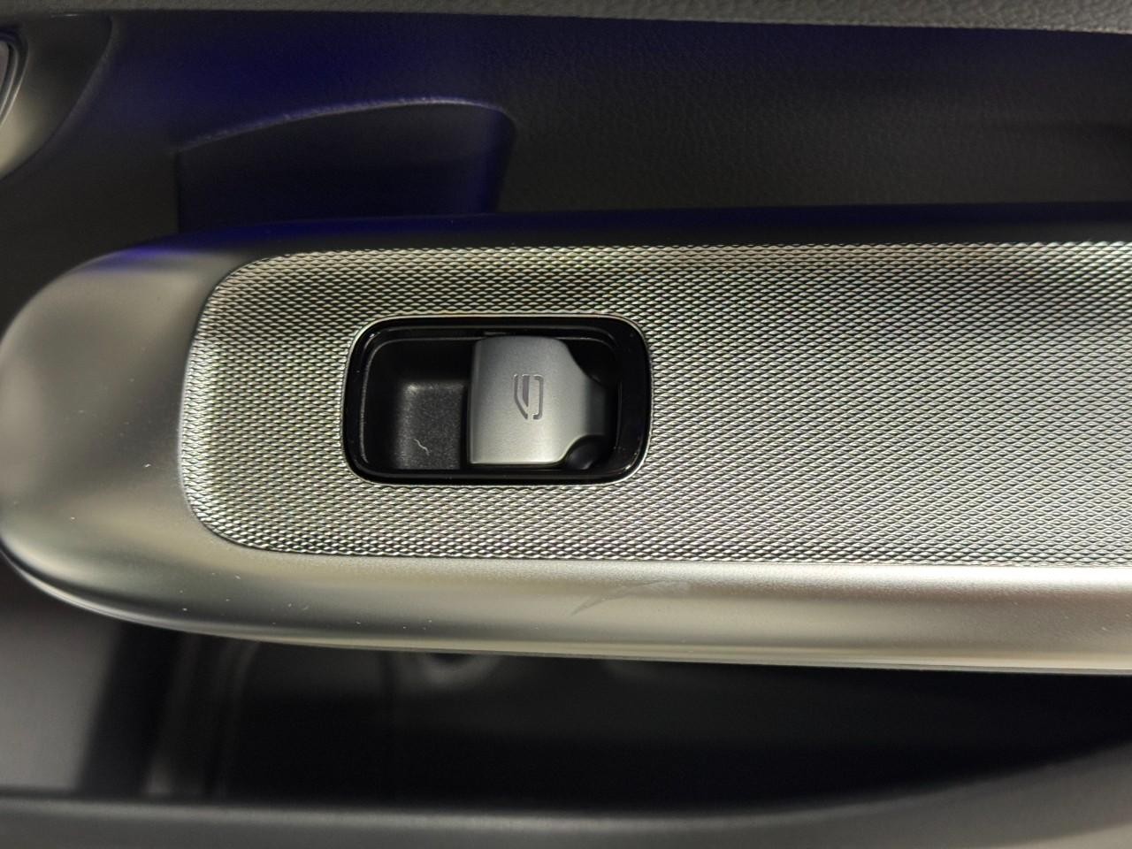 Mercedes-Benz GLC Vehicle Full-screen Gallery Image 21