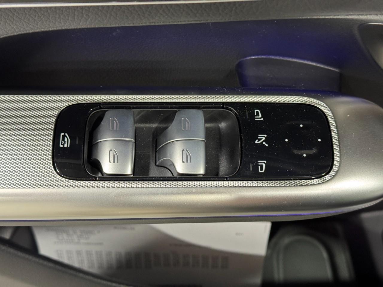 Mercedes-Benz GLC Vehicle Full-screen Gallery Image 24