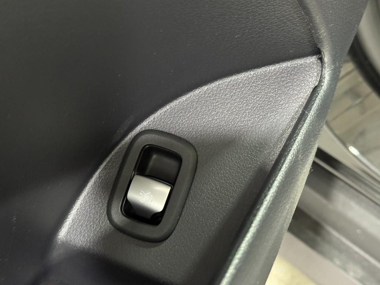 Mercedes-Benz GLC Vehicle Full-screen Gallery Image 28