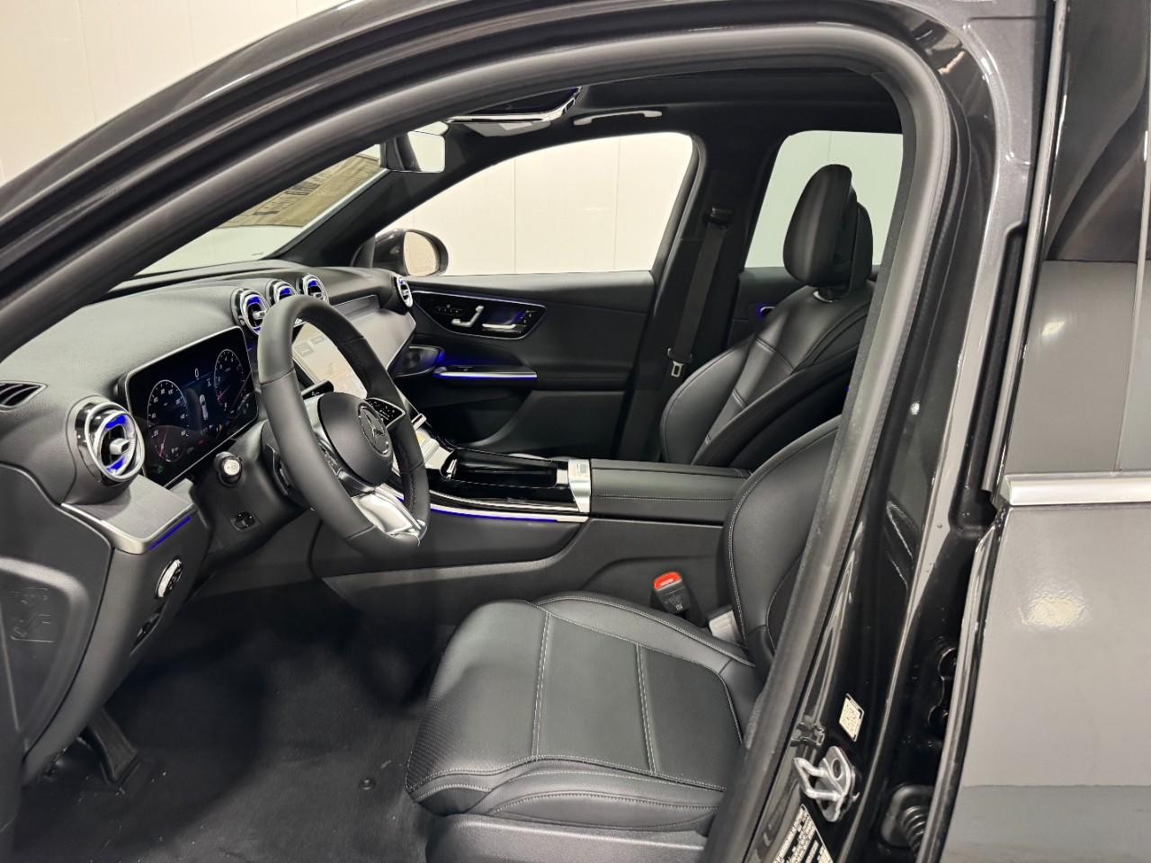 Mercedes-Benz GLC Vehicle Full-screen Gallery Image 29