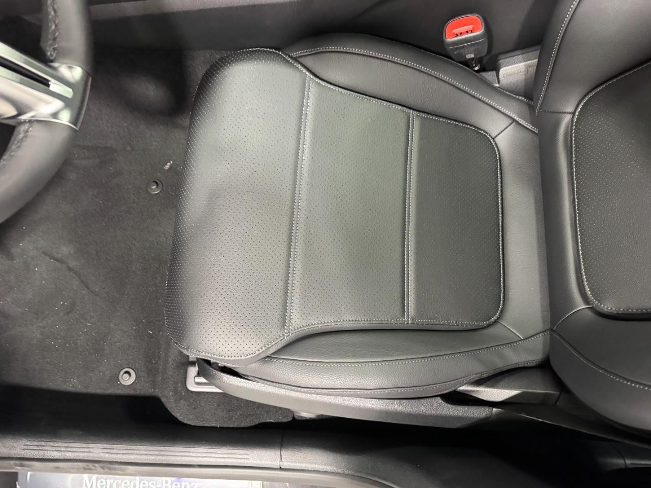 Mercedes-Benz GLC Vehicle Full-screen Gallery Image 30