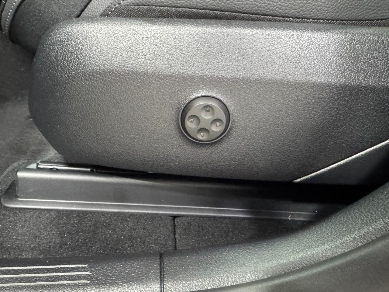 Mercedes-Benz GLC Vehicle Full-screen Gallery Image 31