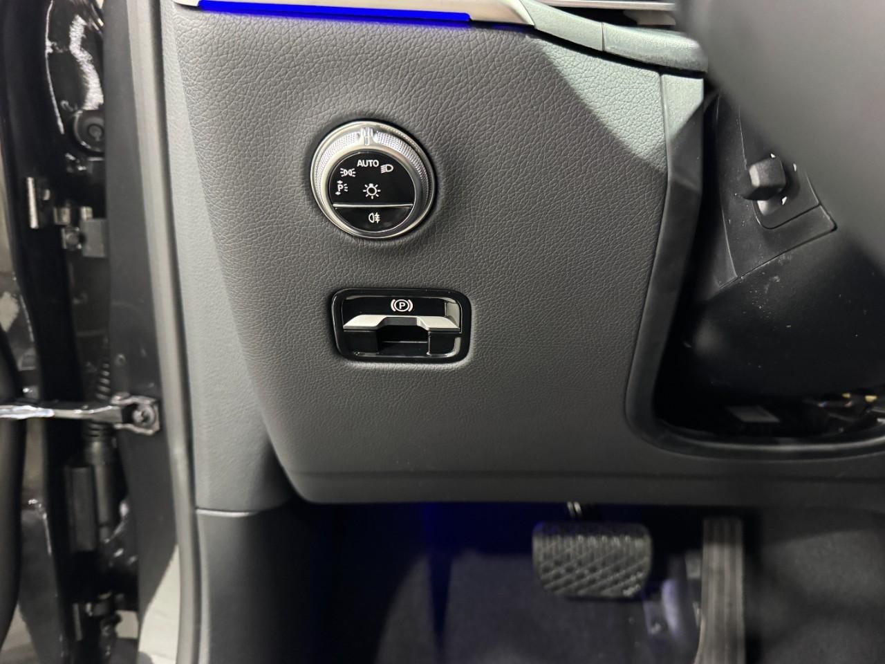 Mercedes-Benz GLC Vehicle Full-screen Gallery Image 32