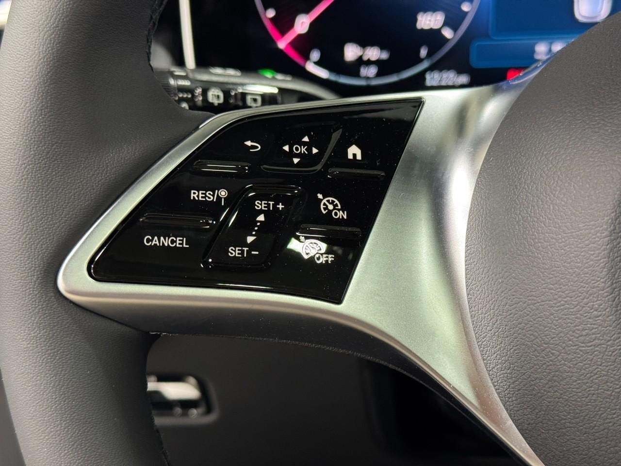 Mercedes-Benz GLC Vehicle Full-screen Gallery Image 33