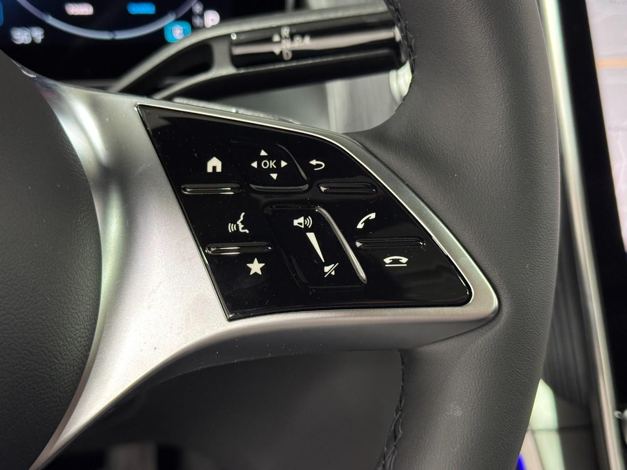 Mercedes-Benz GLC Vehicle Full-screen Gallery Image 34