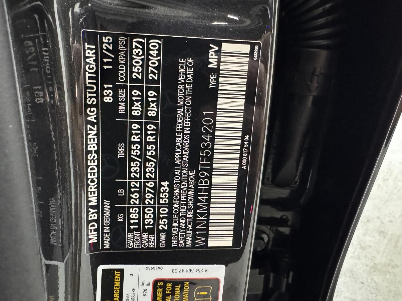 Mercedes-Benz GLC Vehicle Full-screen Gallery Image 38