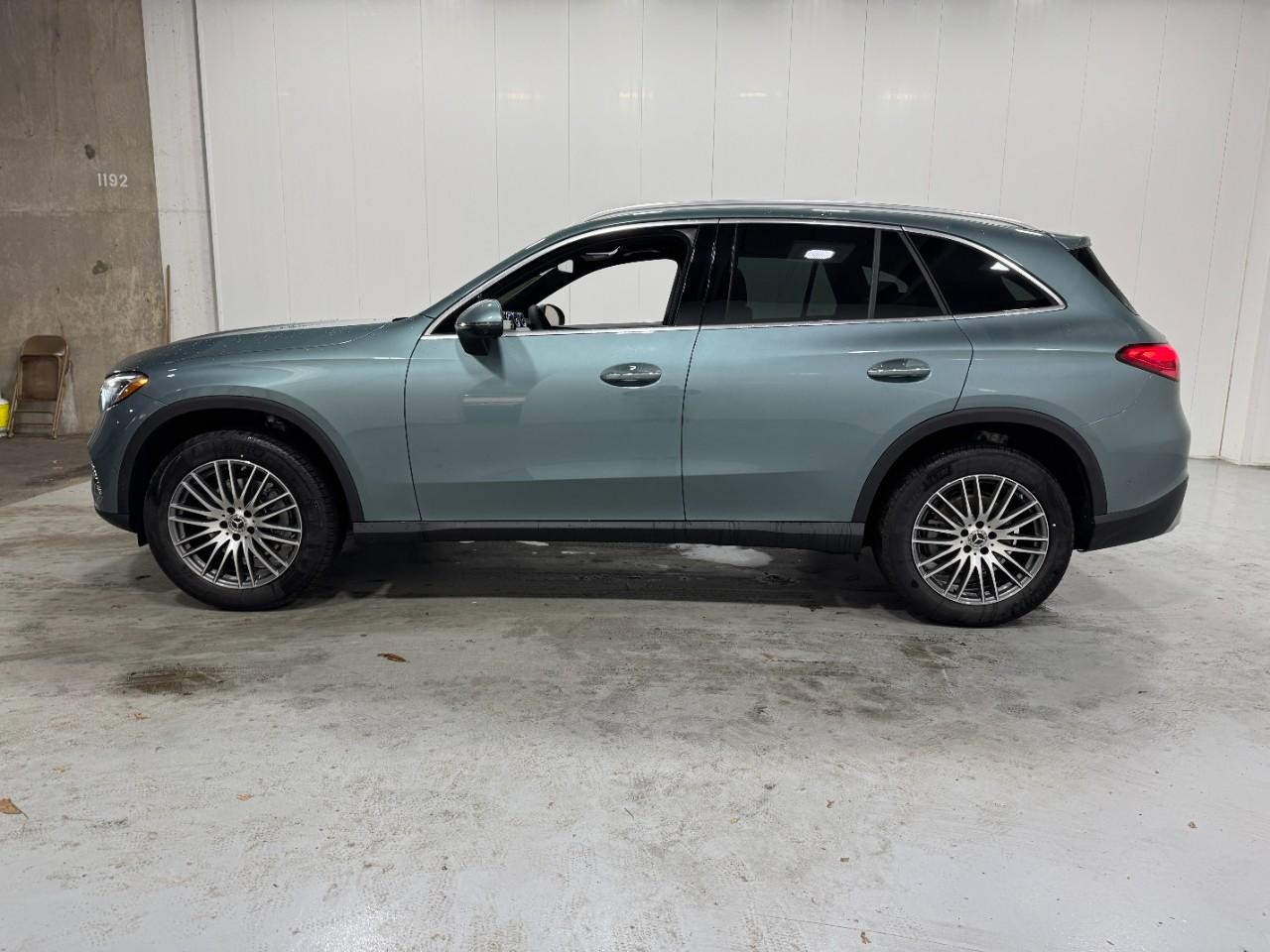 Mercedes-Benz GLC Vehicle Full-screen Gallery Image 2