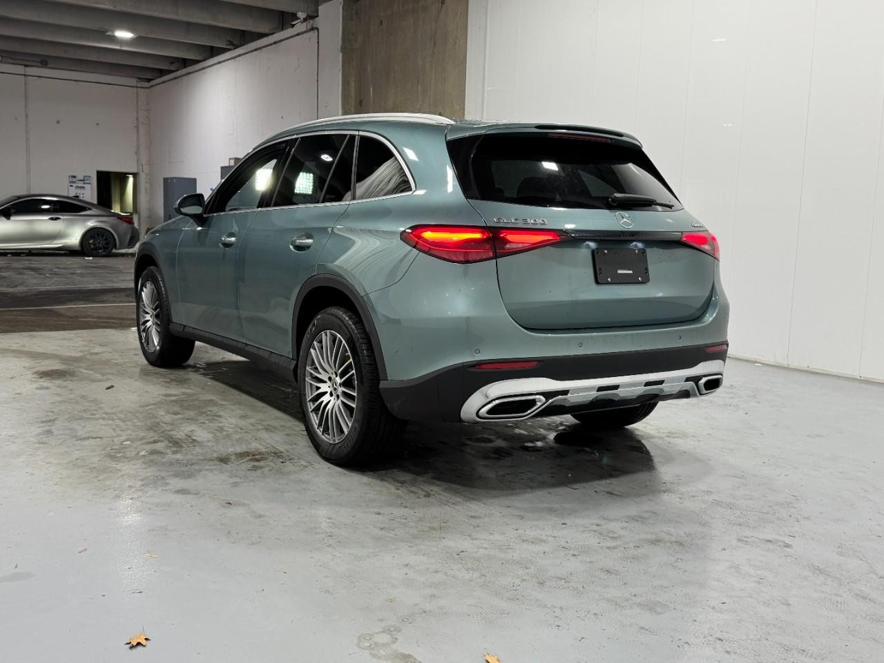 Mercedes-Benz GLC Vehicle Full-screen Gallery Image 3