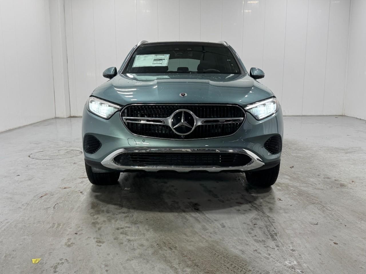 Mercedes-Benz GLC Vehicle Full-screen Gallery Image 7