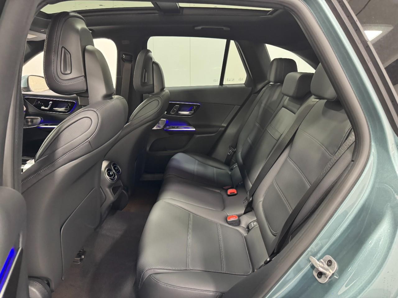 Mercedes-Benz GLC Vehicle Full-screen Gallery Image 8