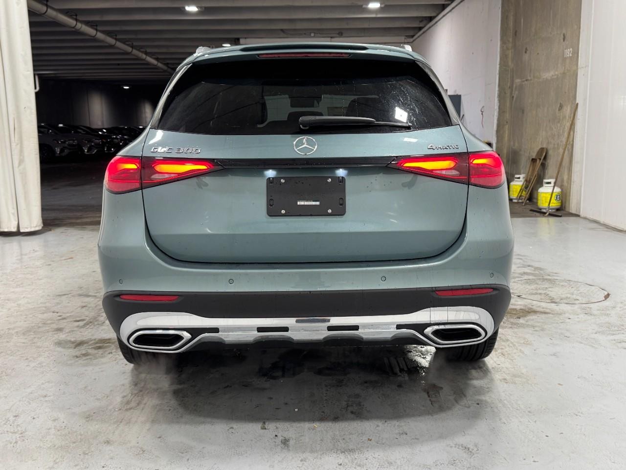 Mercedes-Benz GLC Vehicle Full-screen Gallery Image 9