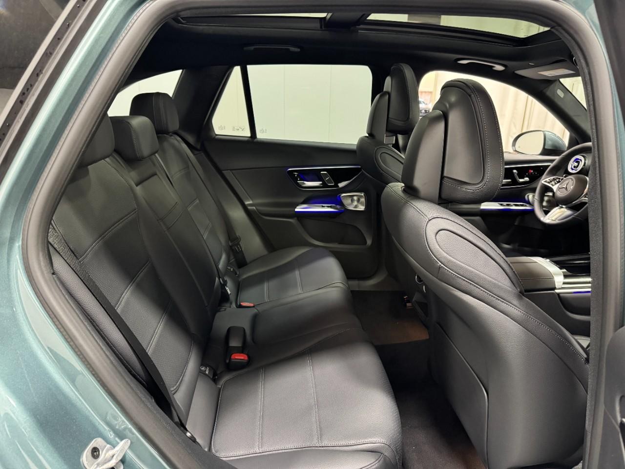 Mercedes-Benz GLC Vehicle Full-screen Gallery Image 10