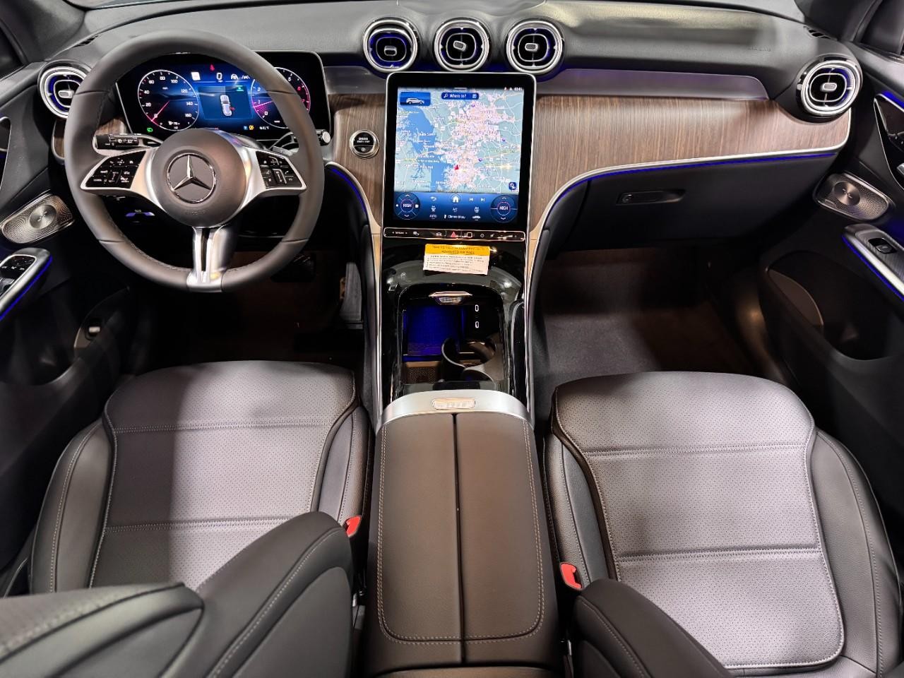 Mercedes-Benz GLC Vehicle Full-screen Gallery Image 12