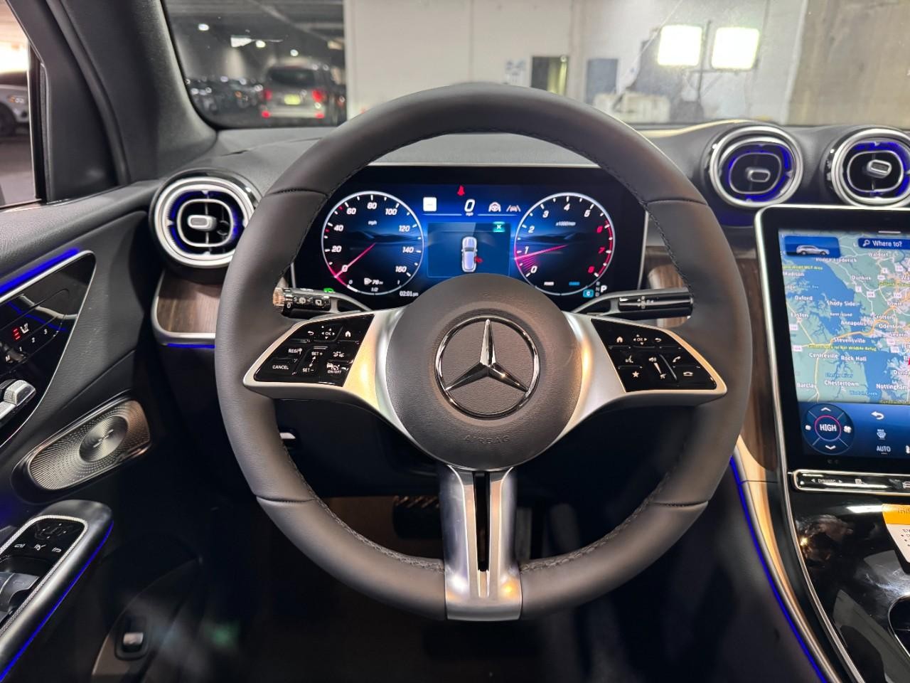 Mercedes-Benz GLC Vehicle Full-screen Gallery Image 13